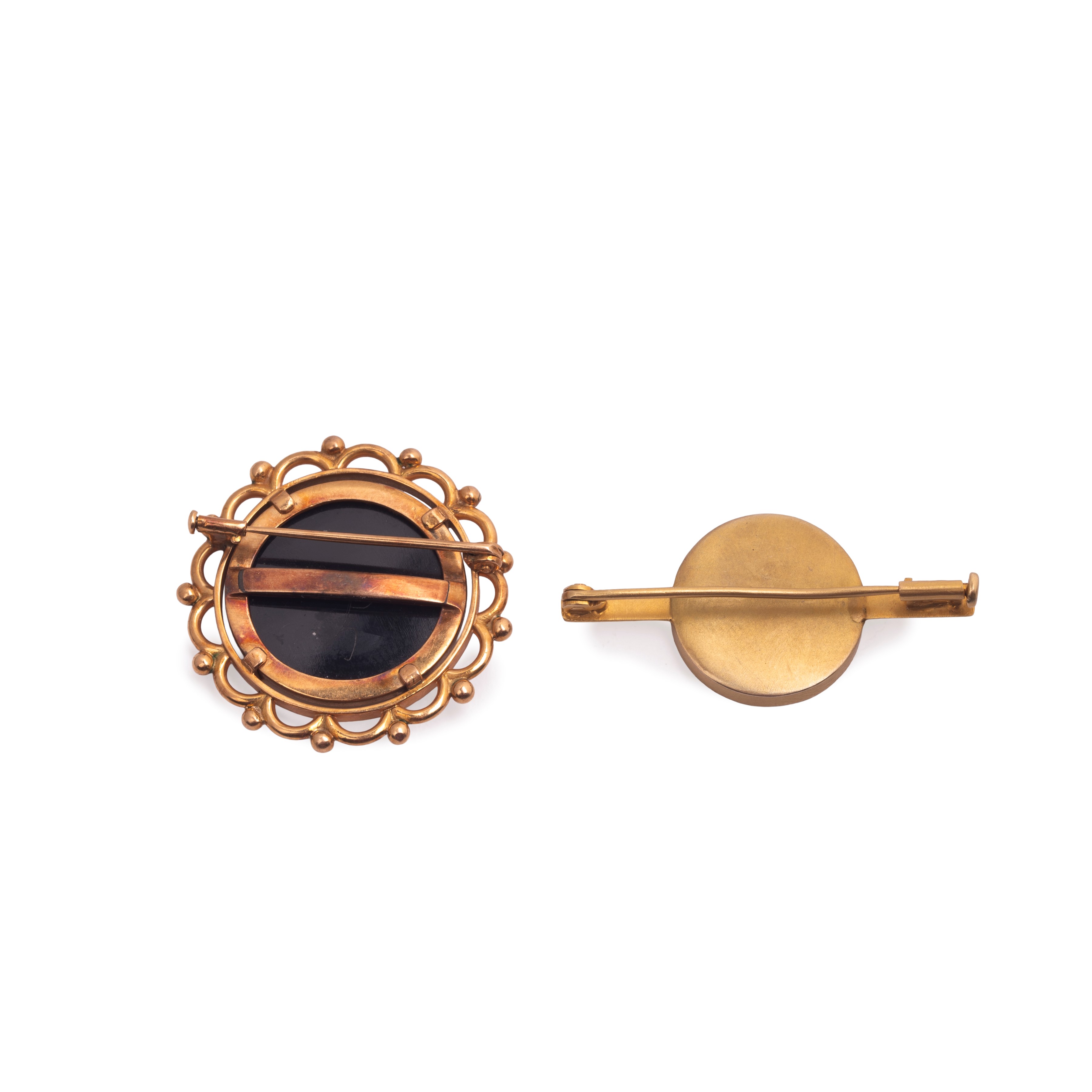 Spilla in oro giallo 18 kt con miniatura raffigurante un Cavaliere e spilla con cammeo e veliero,...