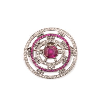 Grande spilla in platino e oro giallo 18 kt con rubino birmano naturale e diamanti