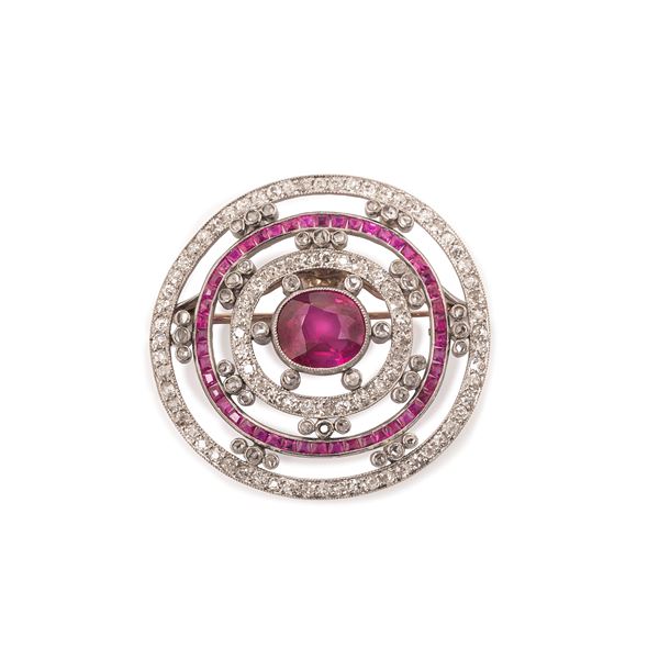 Large brooch in platinum, 18 kt yellow gold, diamonds and natural Burmese ruby
