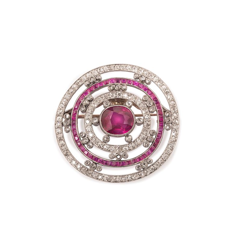Grande spilla in platino e oro giallo 18 kt con rubino birmano naturale e diamanti