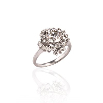 Anello in oro bianco 18 kt con diamante centrale a taglio vecchio e diamanti laterali