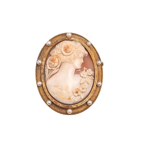 Large shell cameo with female profile, in 18 kt yellow gold and pearls