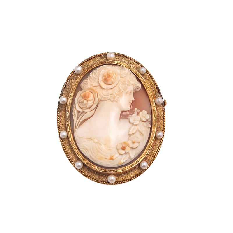 Grande cammeo in conchiglia con profilo femminile, oro giallo 18 kt e perle (Anni Sessanta)