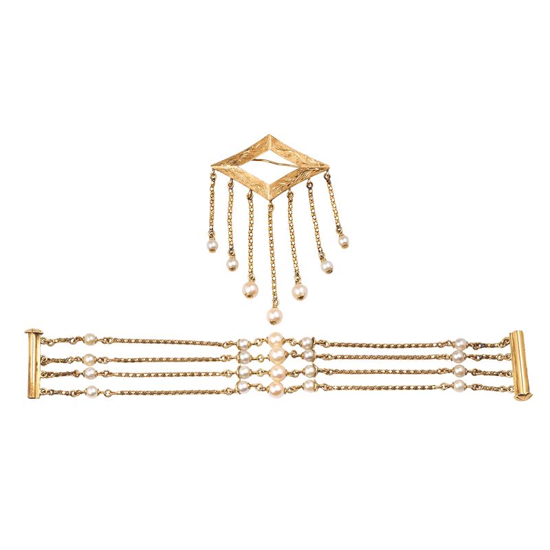 Anni Cinquanta, Bracciale e spilla in oro giallo 18 kt con perle coltivate