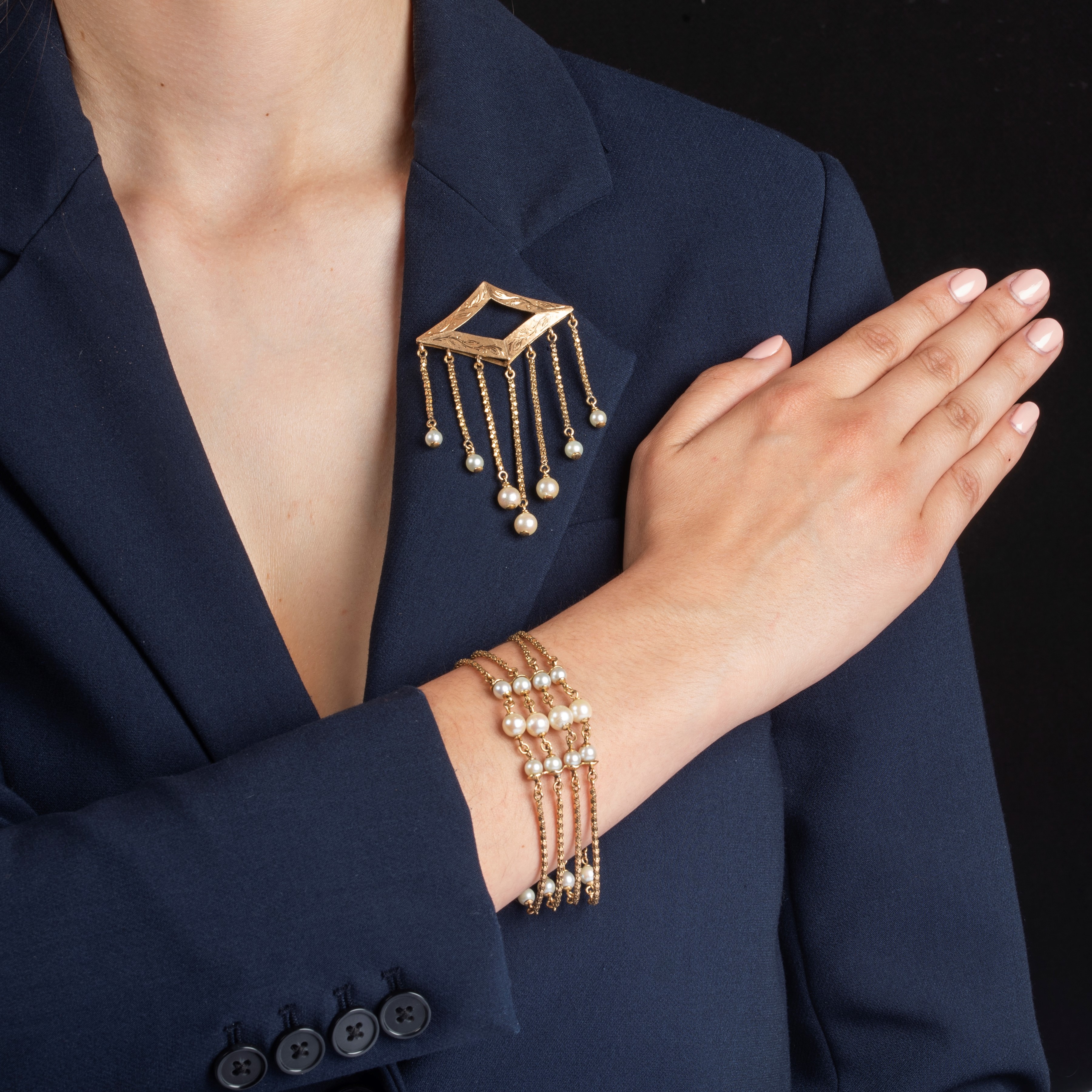 Anni Cinquanta, Bracciale e spilla in oro giallo 18 kt con perle coltivate