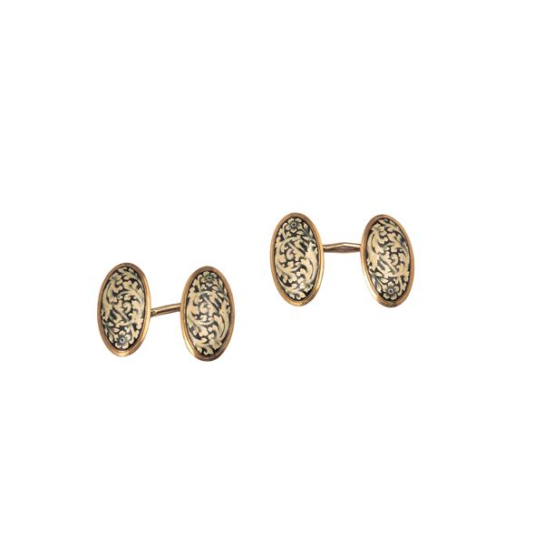 Pair of oval cufflinks with floral motifs in 18 kt yellow gold