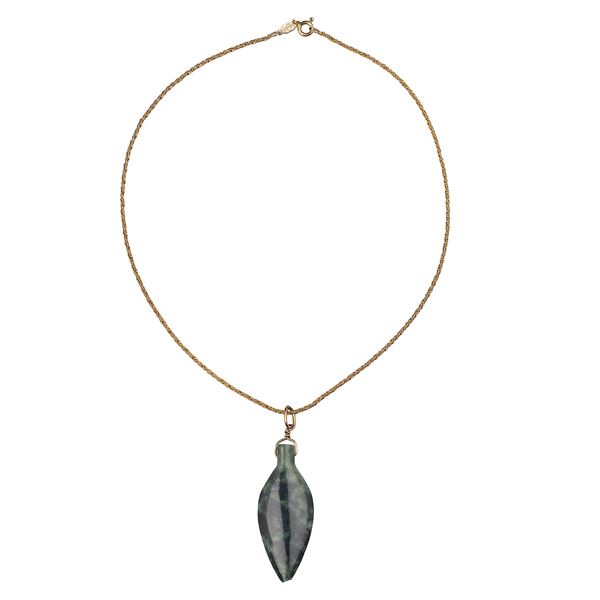 18 kt yellow gold necklace and pendant made like an amphora in hard green stone