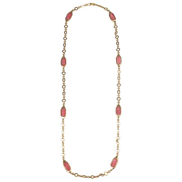 Lunga collana a maglie intrecciate, di ispirazione geometrica in oro giallo 18 kt e rodocrosite