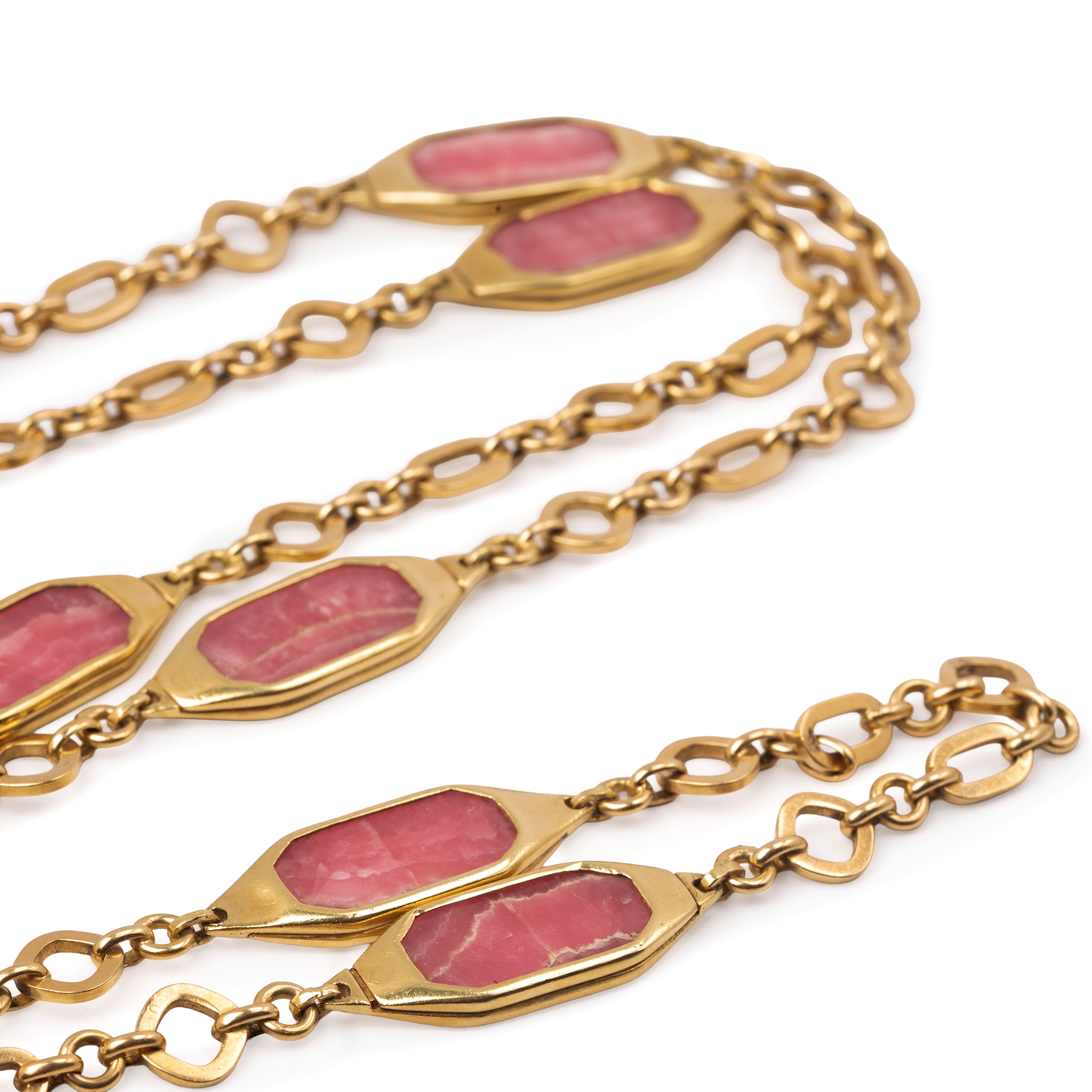 Collana lunga a maglie intrecciate, oro giallo 18 kt e rodocrosite (anni Settanta)