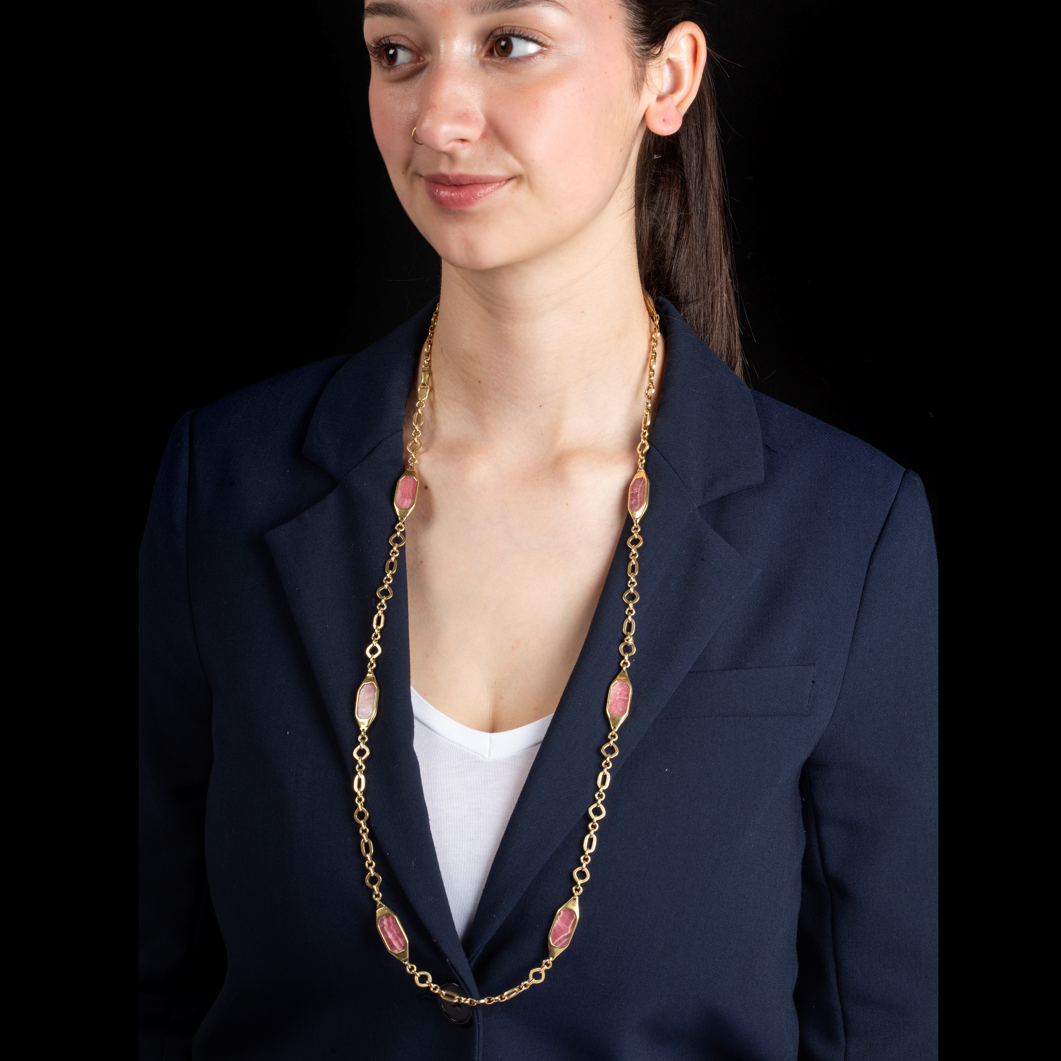 Collana lunga a maglie intrecciate, oro giallo 18 kt e rodocrosite (anni Settanta)