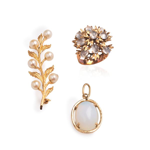 Pendant and brooch in 18 kt yellow gold, pearls and glass, ring in 14 kt gold and moonstone