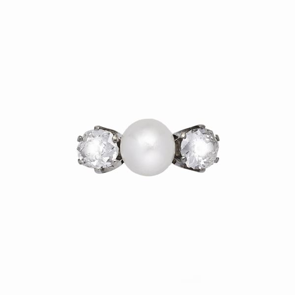 Ring with pearl and diamonds